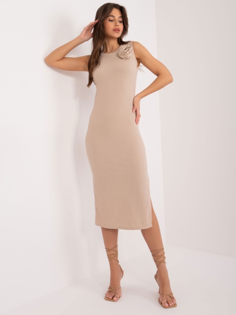 Dopasowana sukienka z ozdobnym kwiatem - Beżowa