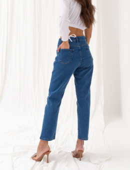 Niebieskie spodnie mom jeans